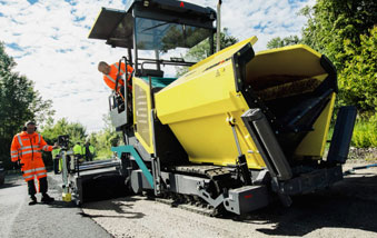 PAVIMENTADORA DE ASFALTO DE ESTEIRAS: